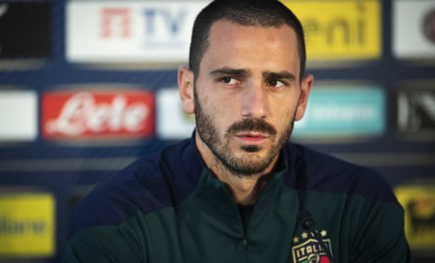 博努奇基耶利尼和范戴克都是世界前五的中后卫