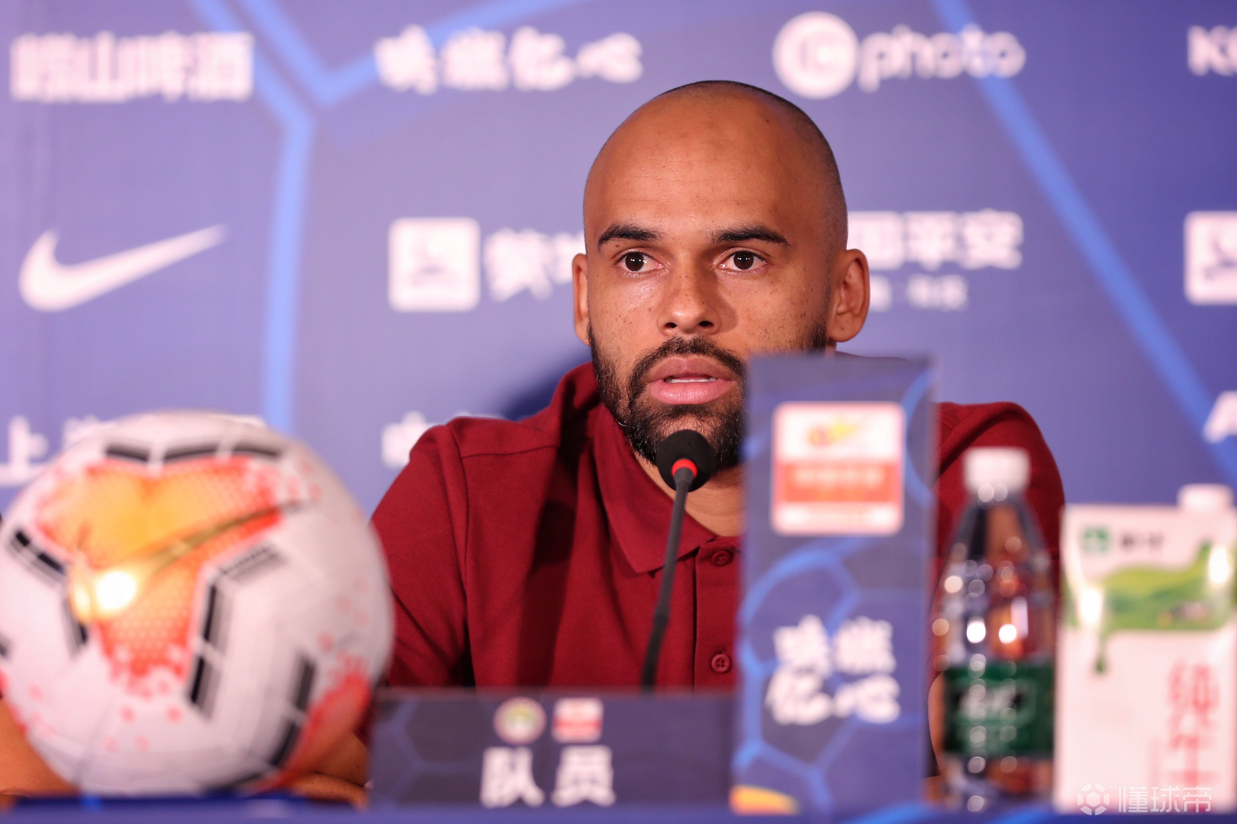 今天下午河北华夏幸福主帅谢峰携球员保利尼奥出席