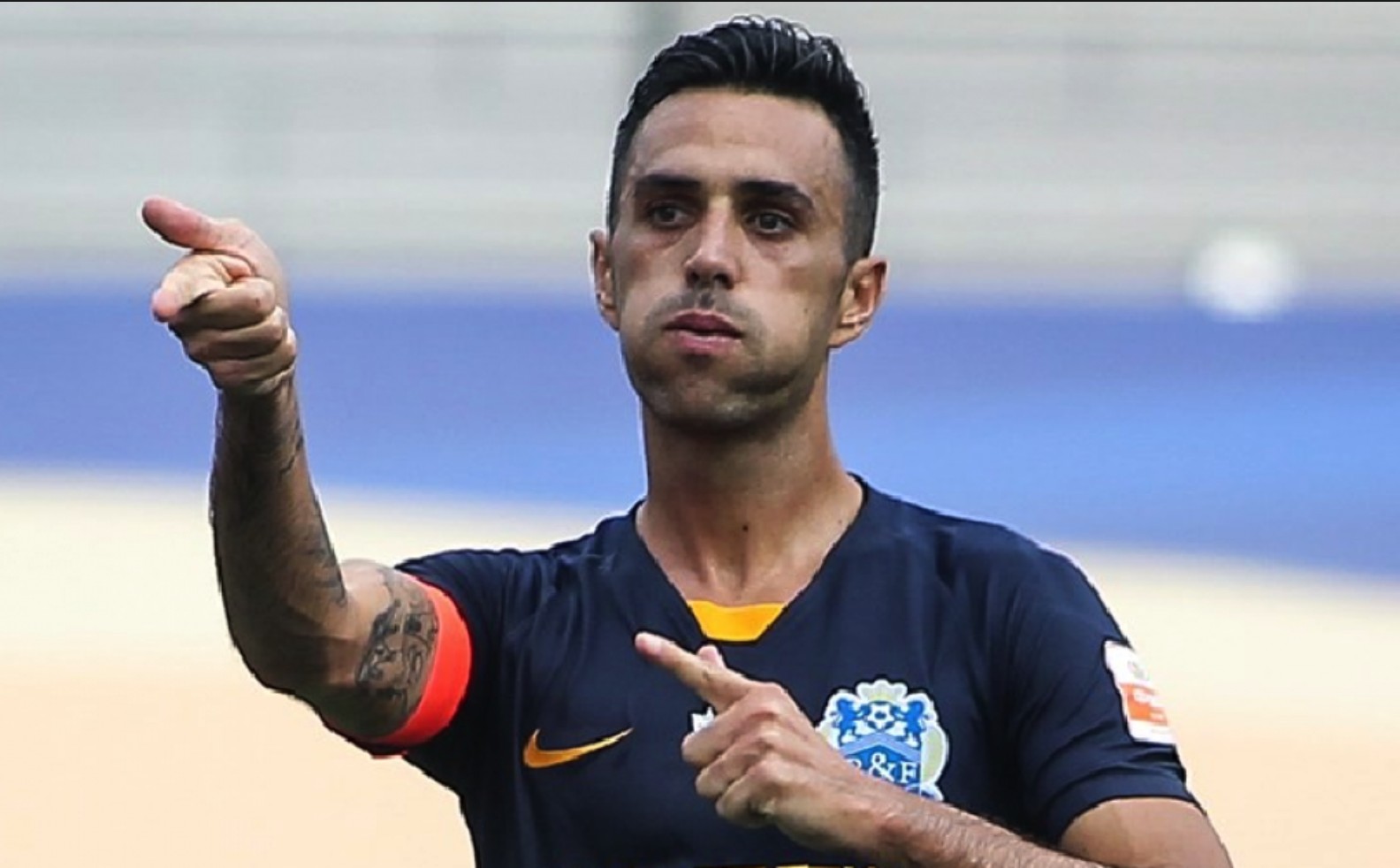 斯基拉费内巴切与埃因霍温抢扎哈维球员要求一份21合同