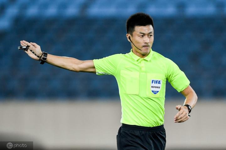 博主:傅明以主裁身份执法中超达到百场,为现役第四位