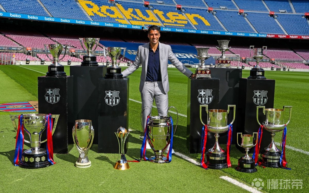 巴萨官方晒苏亚雷斯与13座奖杯合照你是传奇