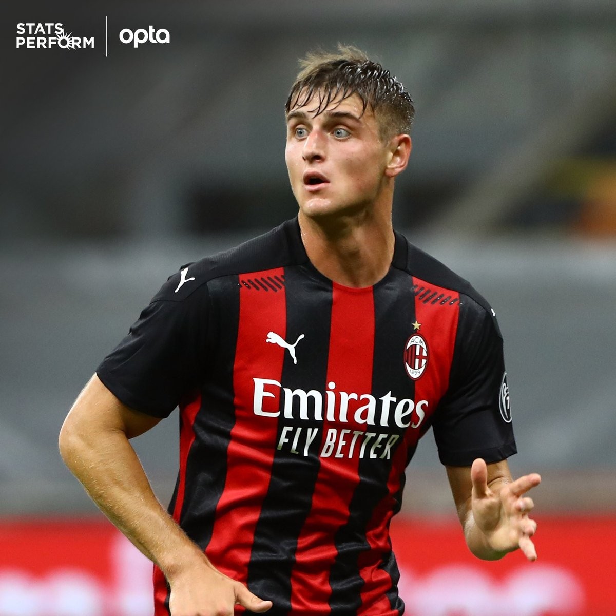 比赛第32分钟,首次代表米兰一线队首发出场的洛伦佐-科隆博接恰尔汗