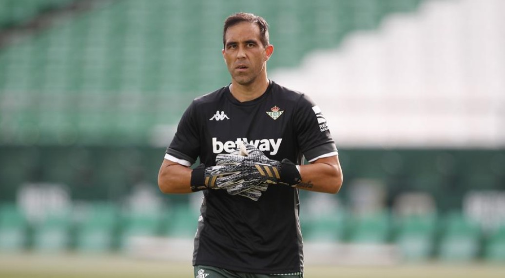 布拉沃在巴萨和曼城这样的球队门将要承担中卫的职责