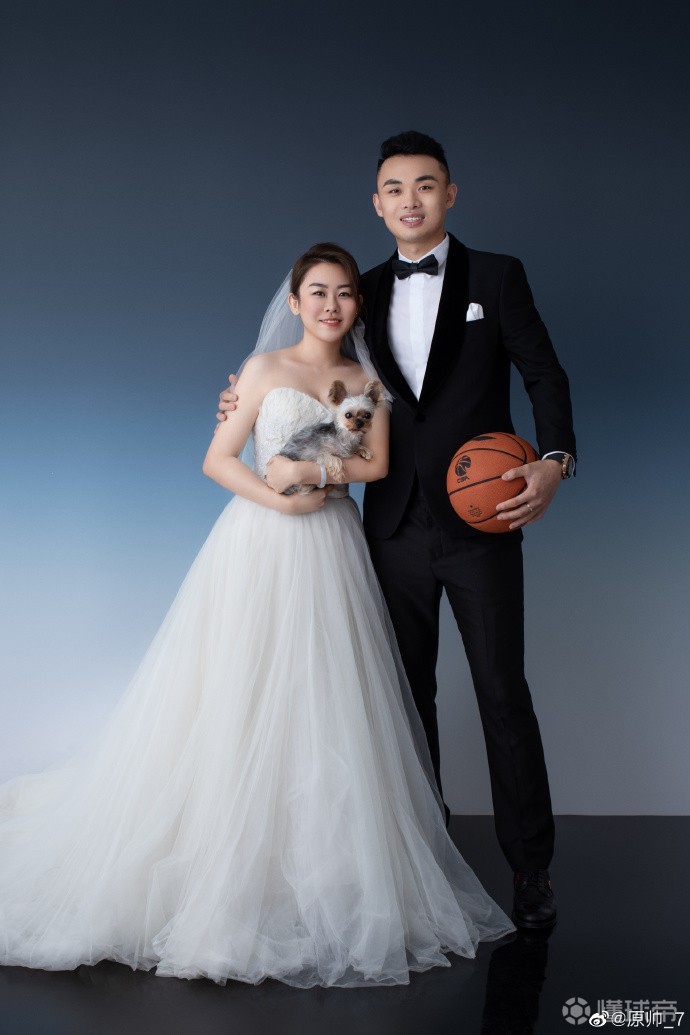 山西男篮后卫原帅晒结婚证