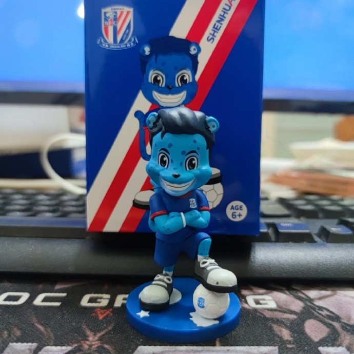 博主曝光申花新版吉祥物:脚踩足球的蓝色花豹