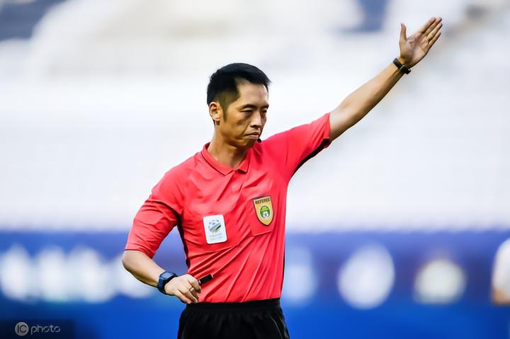 2021年度中国足球协会国际级裁判人员名单共有32人,按照音序排列分别