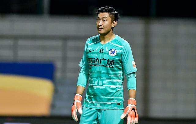 连续九年坐稳球队首发门将!张翀你凭什么?保级了就可以这么踢?