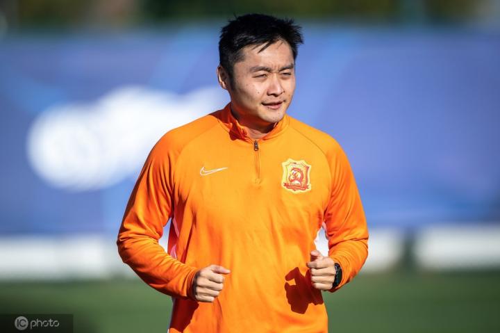 记者:李行第二阶段来到了大连,跟队训练是希望鼓舞武汉士气