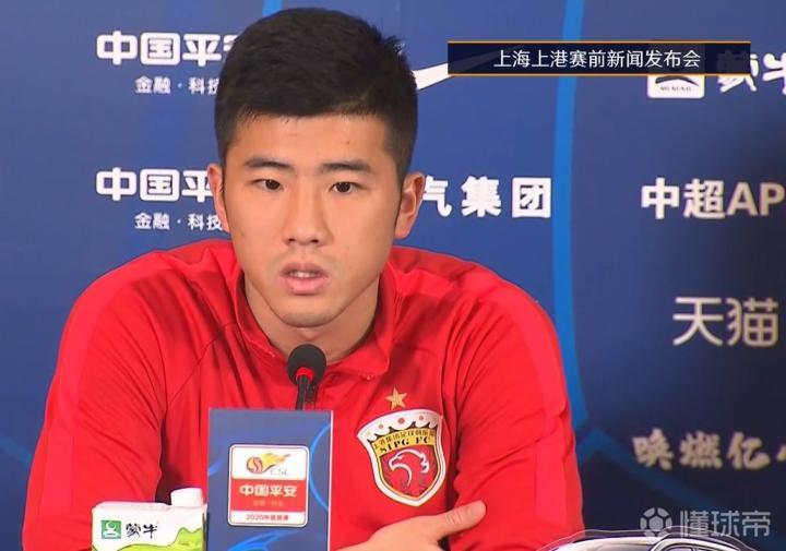 现在要争取拿下第三名可一禾 11-05 15:14 上海上港球员李圣龙出席
