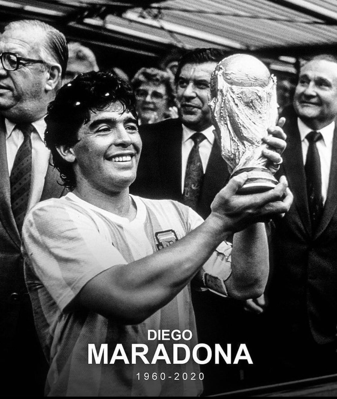 德罗巴缅怀马拉多纳:你是我爱足球的原因,只愿你安息