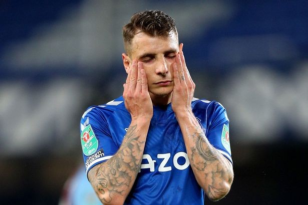 埃弗顿主帅安切洛蒂在赛前新闻发布会上确认,球队左后卫迪涅将伤停两