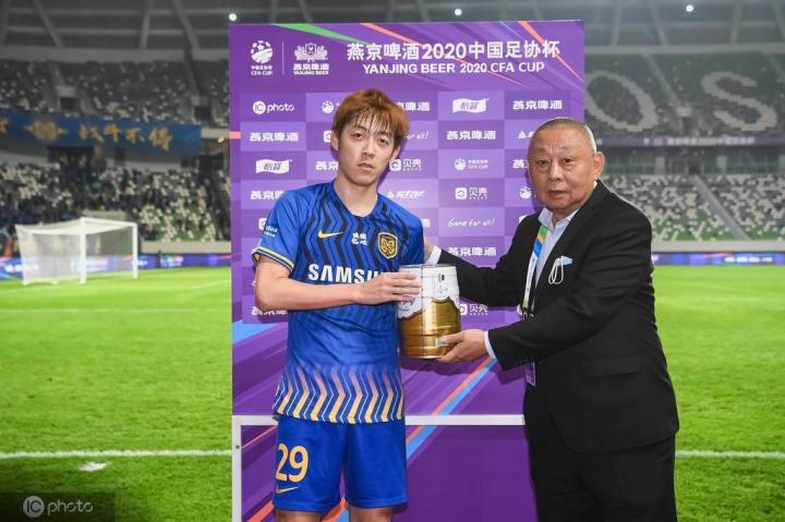 张诚:奥拉罗尤非常有激情,他平时对球员以鼓励为主