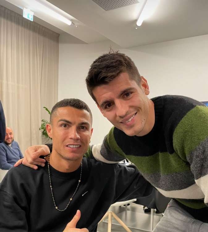 莫拉塔晒与c罗合照:恭喜你完成750球里程碑