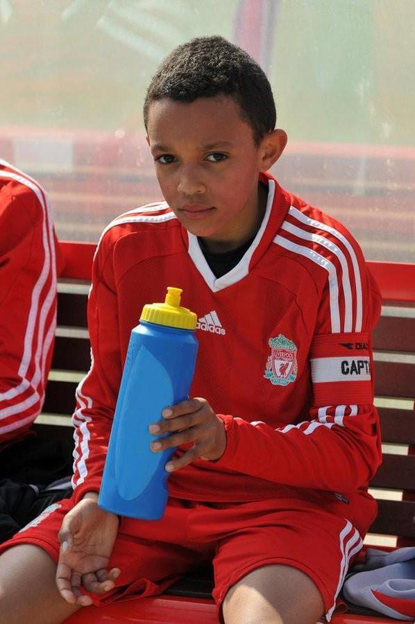 阿诺德晒儿时佩戴利物浦队长袖标旧照:梦想照进现实