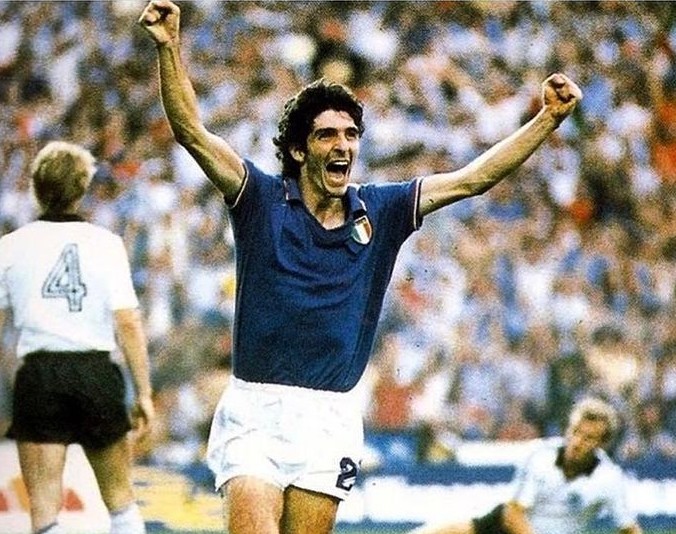 1982年7月5日,万众瞩目的世界杯赛场,凭借着保罗-罗西的帽子戏法