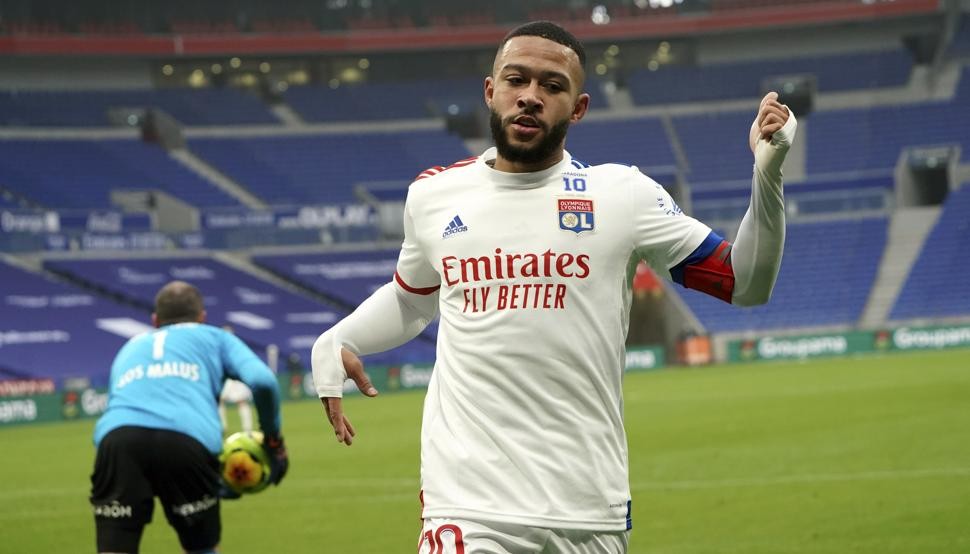 法媒:加强锋线!大巴黎也想引进里昂前锋德佩