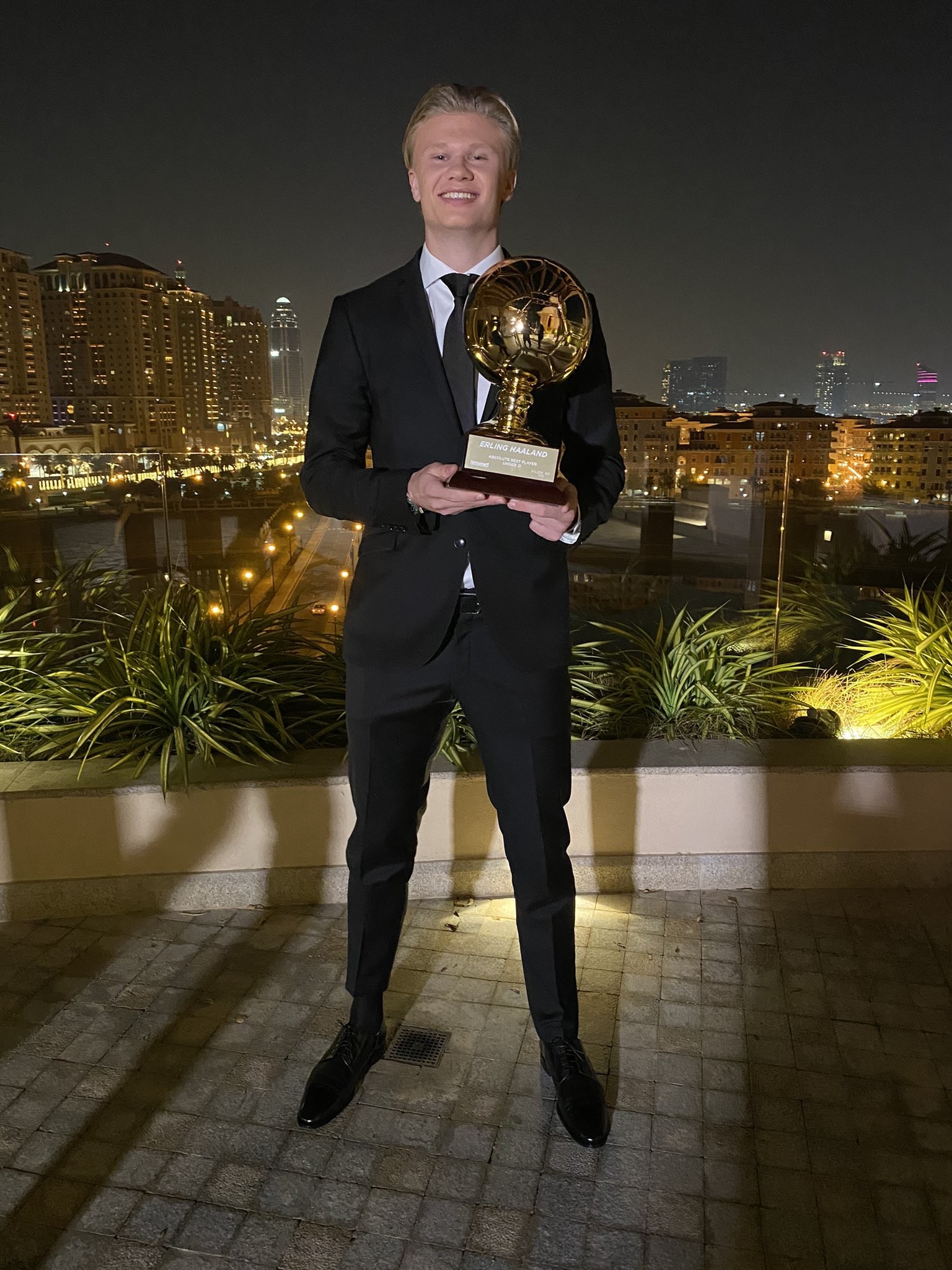 荣耀时刻哈兰德晒手捧金童奖杯帅气照骄傲