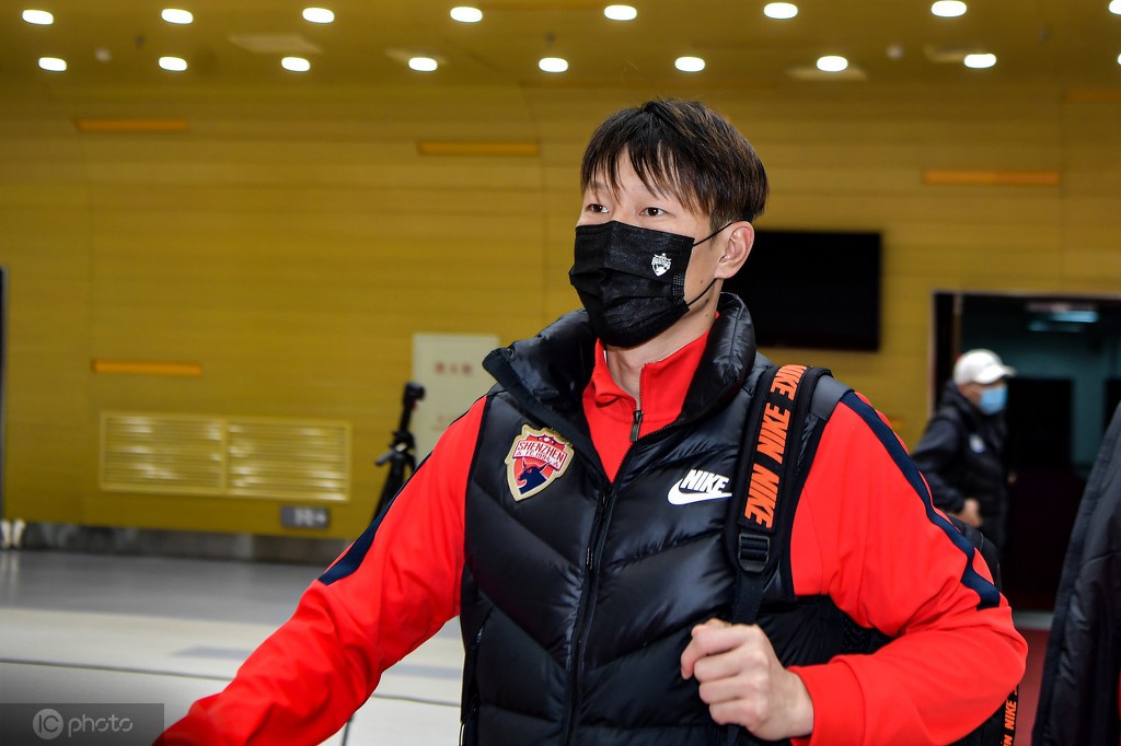 记者:关震兼任深足青训守门员技术顾问,负责后备门将的考察