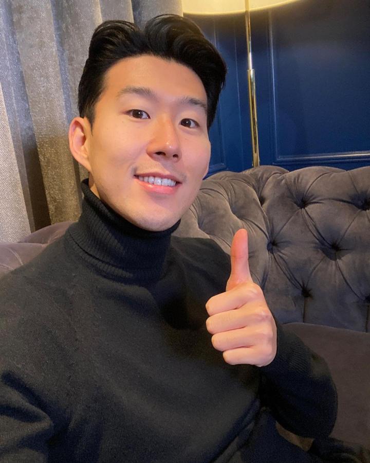 在获奖后,孙兴慜在个人社交媒体晒出竖起大拇指的自拍照,并写道:"这是