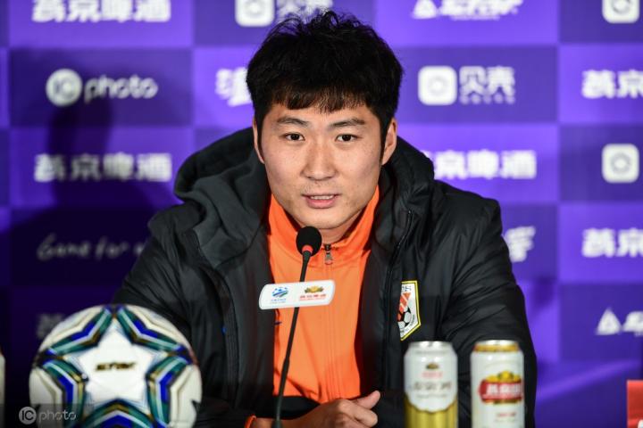 今天,鲁能队员韩镕泽出席赛前发布会.