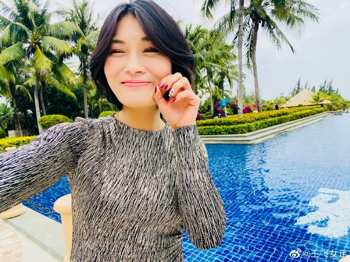 成熟运动范儿,女足前国脚王飞穿裙子在沙滩跑步