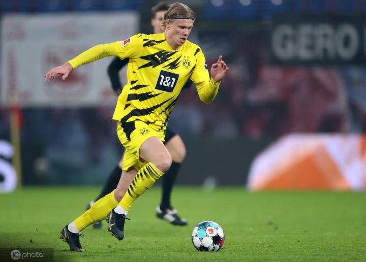 德国名宿马特乌斯非常欣赏多特中锋哈兰德,称赞他是大黄蜂的牌面,踢球