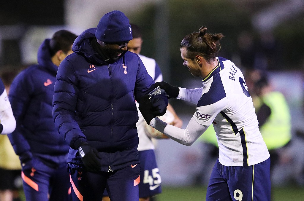 贝尔给莱德利金佩戴队长袖标热刺官方队长永远是队长