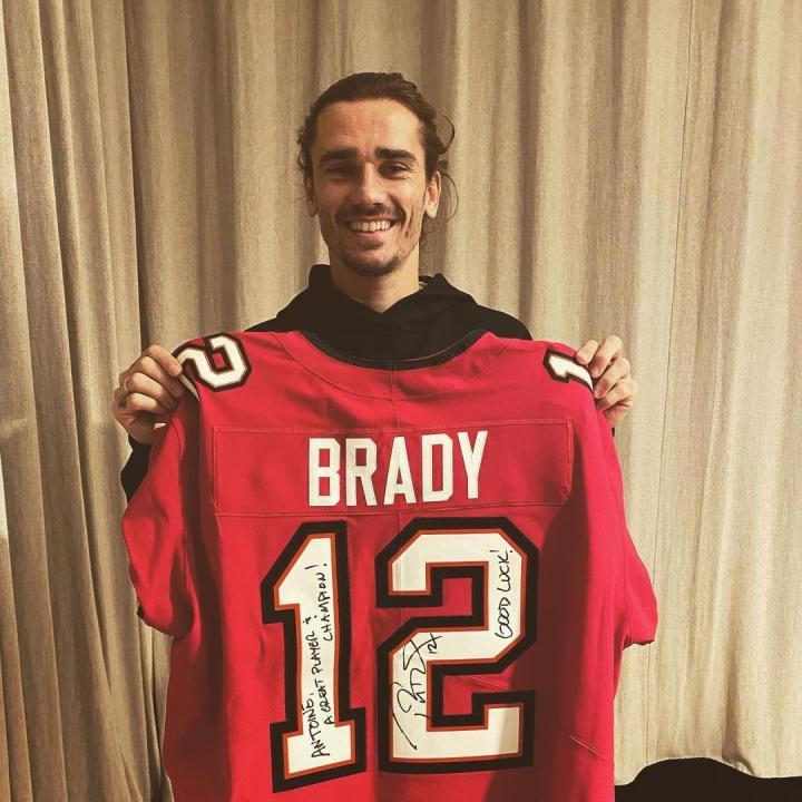 追星成功,格列兹曼晒汤姆-布雷迪签名球衣:感谢你传奇!