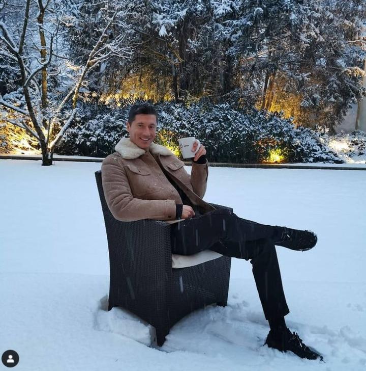 享受生活,莱万在雪地里喝一杯冰咖啡