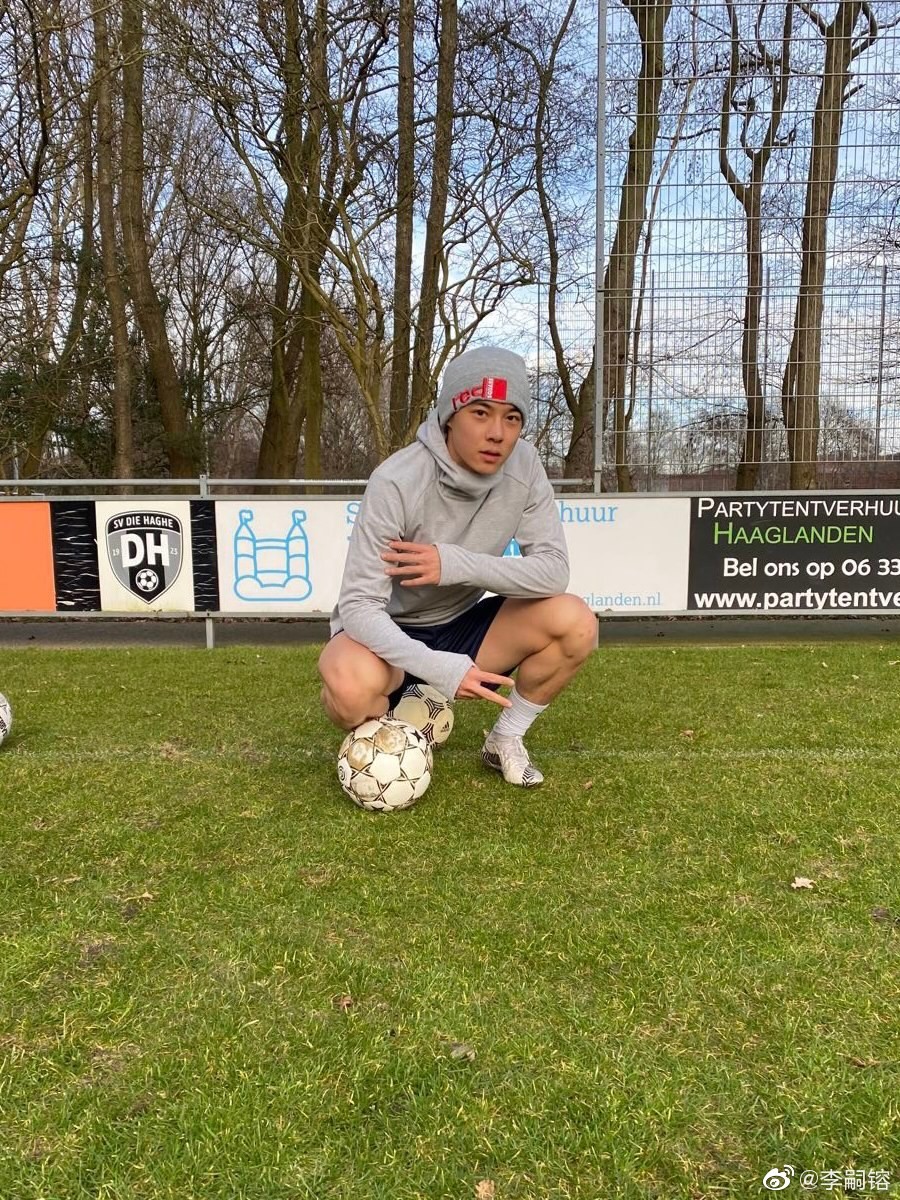"李嗣镕此前与荷兰海牙俱乐部签下了一份职业合同,并且签约到了2024年