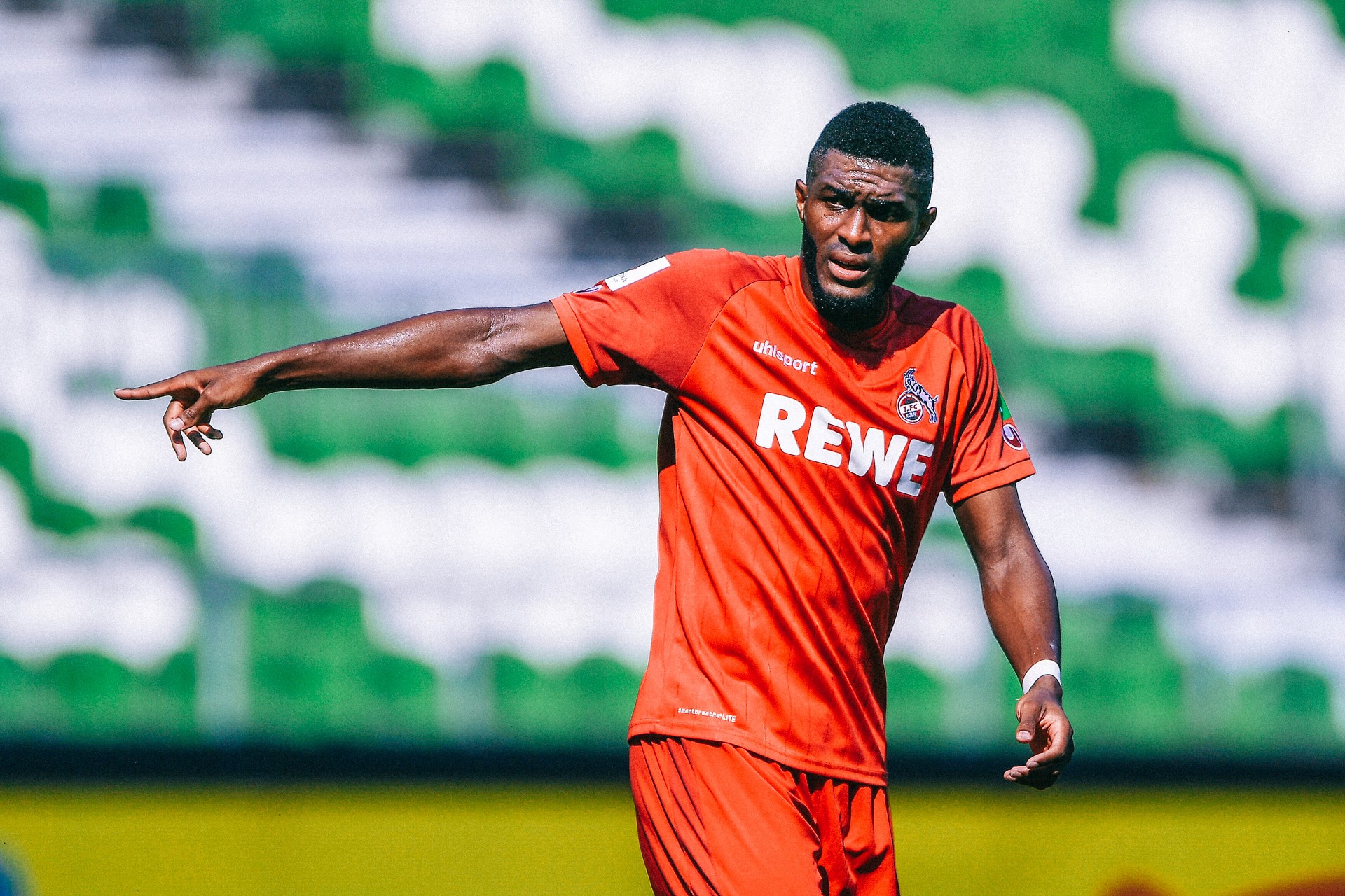 但最终他决定留下2021-02-13 23:56:11鲁加尼:感谢雷恩俱乐