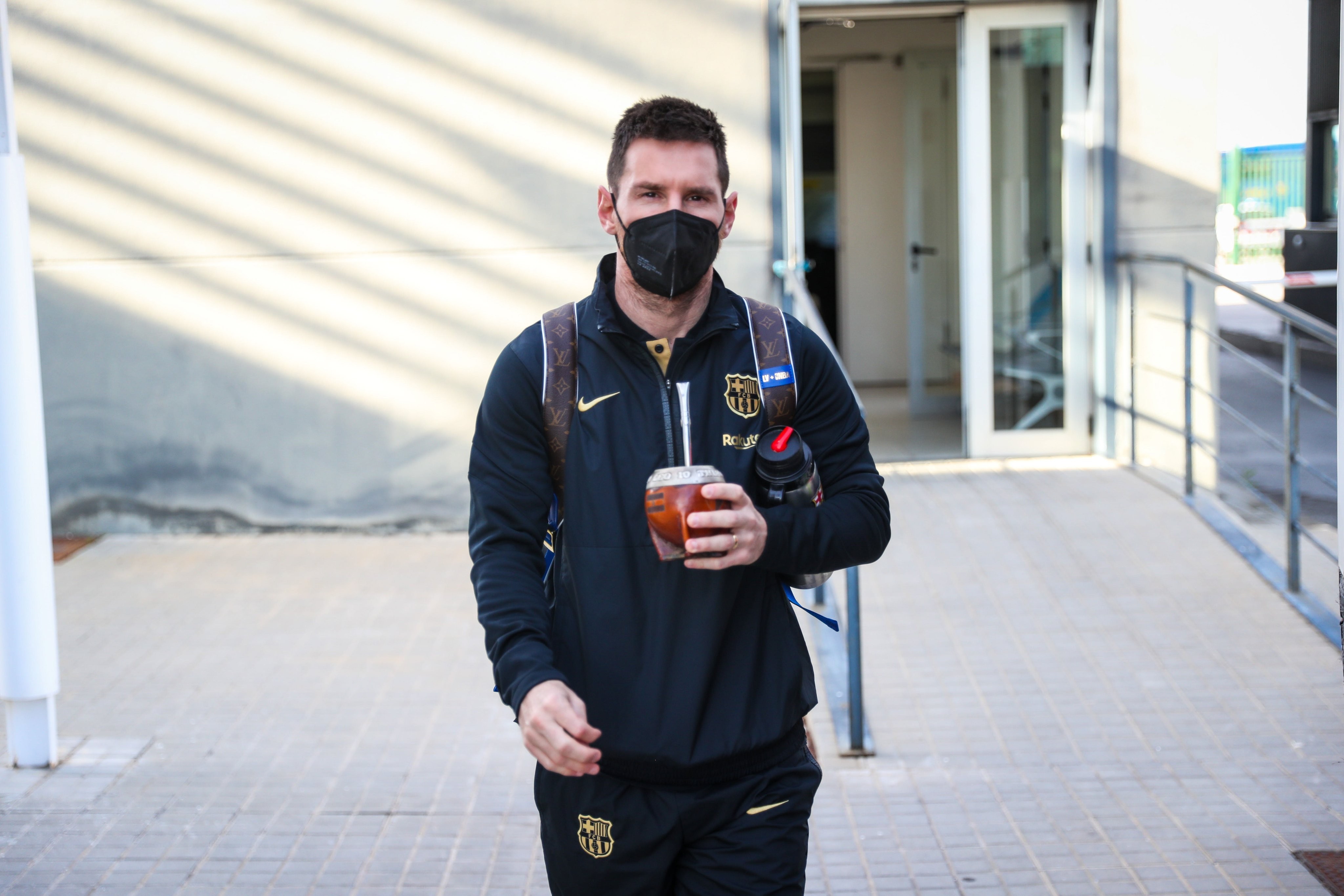 巴萨全队出征前往格拉纳达梅西手捧马黛茶出镜