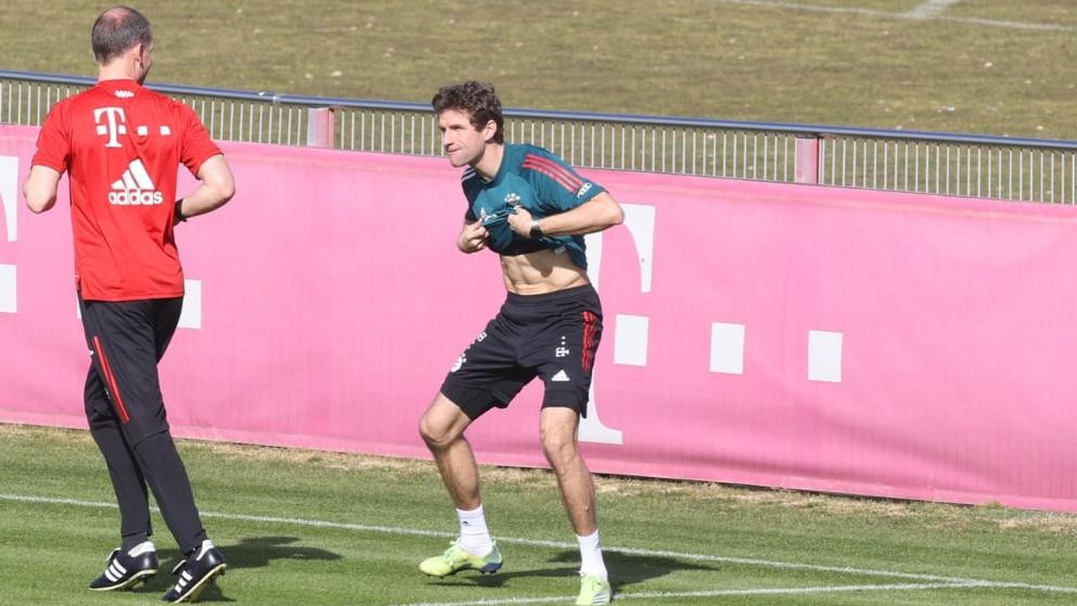 重回训练,穆勒训练中向助教展示腹肌2021-02-26 23:51:25欧冠本周最佳