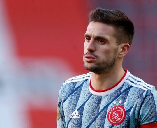 在埃因霍温1-1阿贾克斯的赛后,阿贾克斯球员塔迪奇被埃因霍温球迷扔