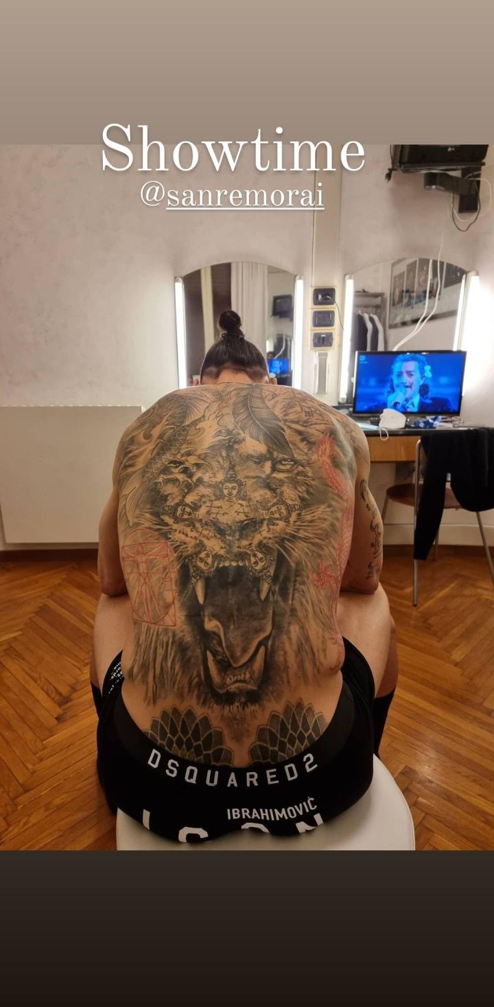 霸气,伊布晒后背文身:表演时间到了!