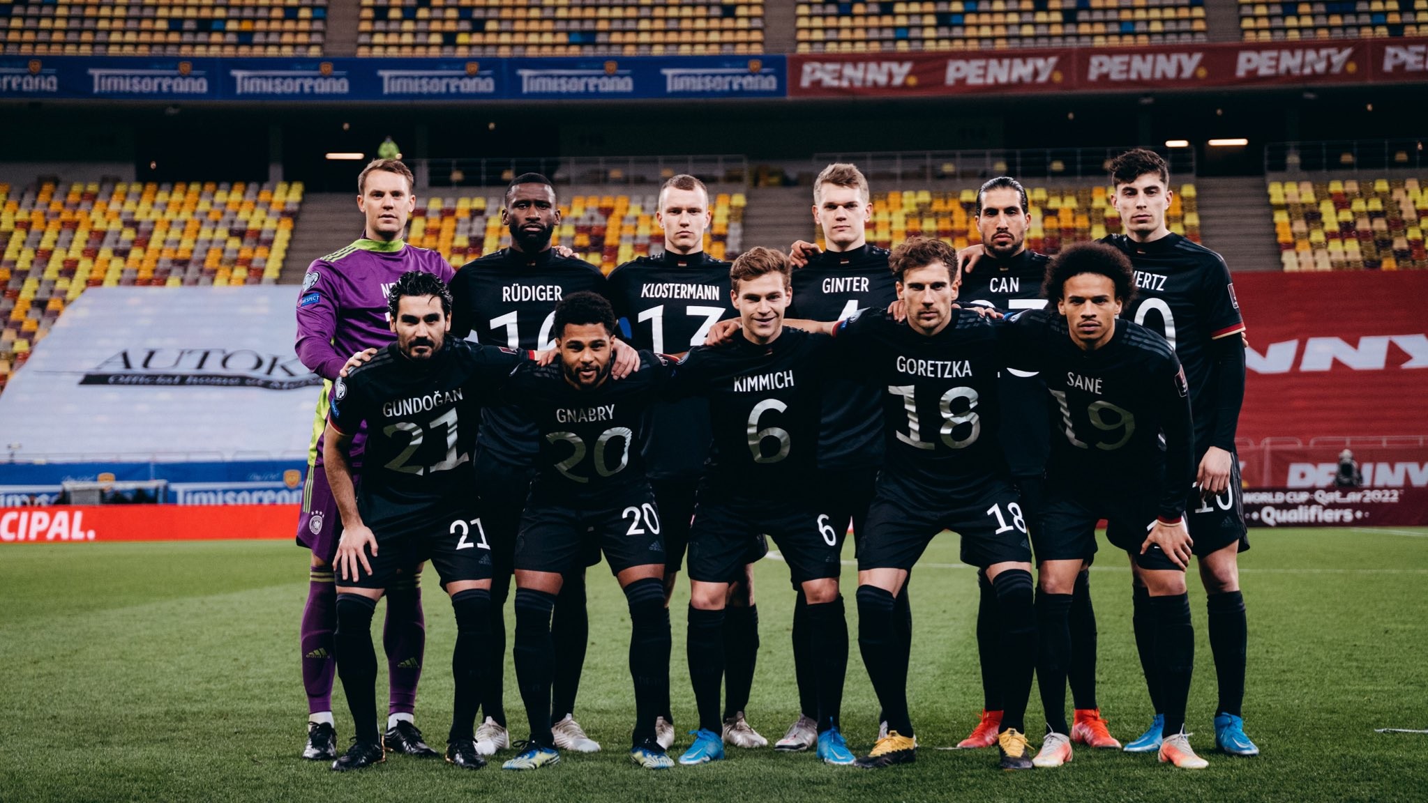 在开赛前,德国队在首发合影时反穿球衣.