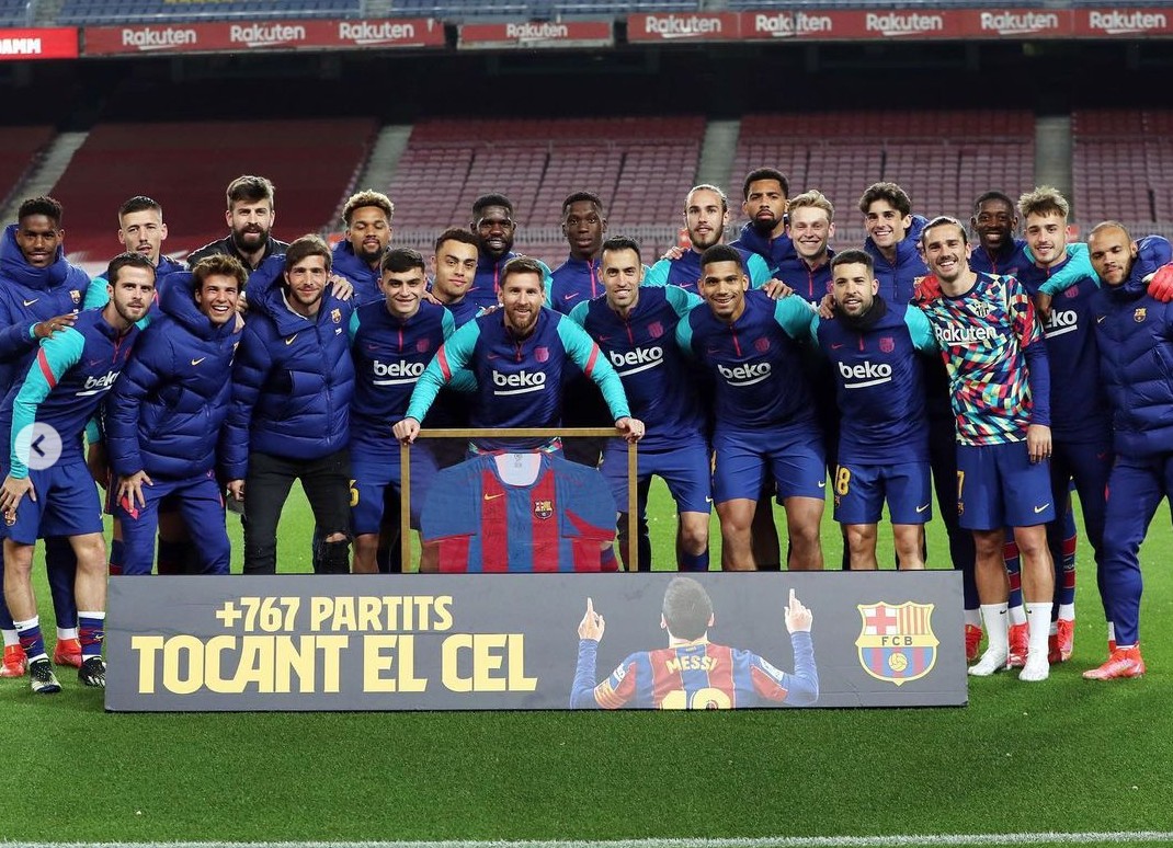 梅西更新社交媒体庆祝胜利并晒出巴萨全队合照