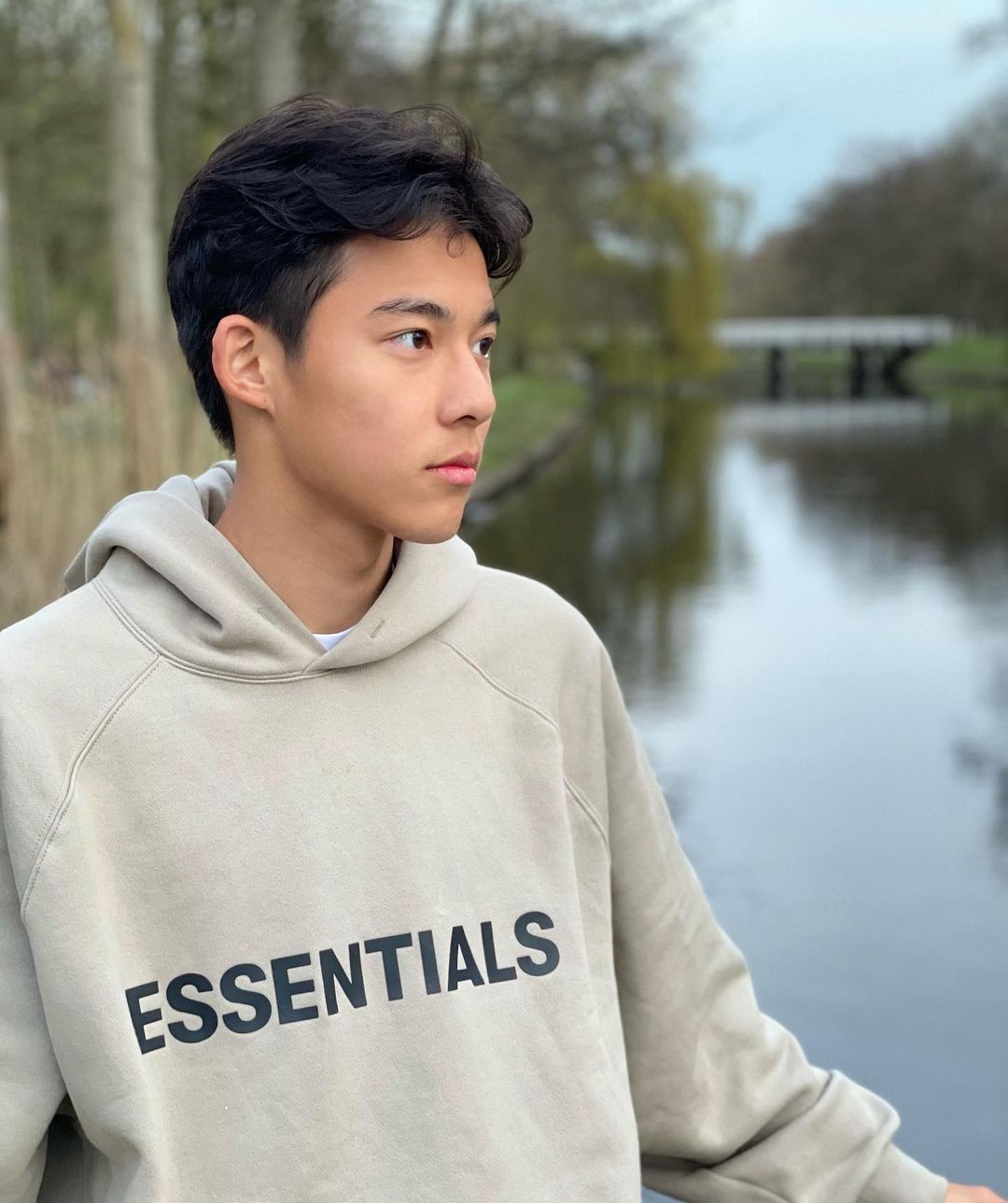 最新帅照来了李嗣镕在社交媒体晒自己傍晚散步照片