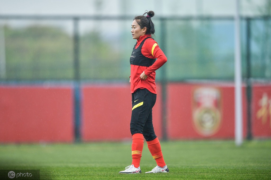 粤媒:中国女足需减少防守失误;队长吴海燕停赛是最大挑战