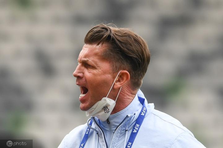 赛后,韩国队主教练科林-贝尔出席新闻发布会.