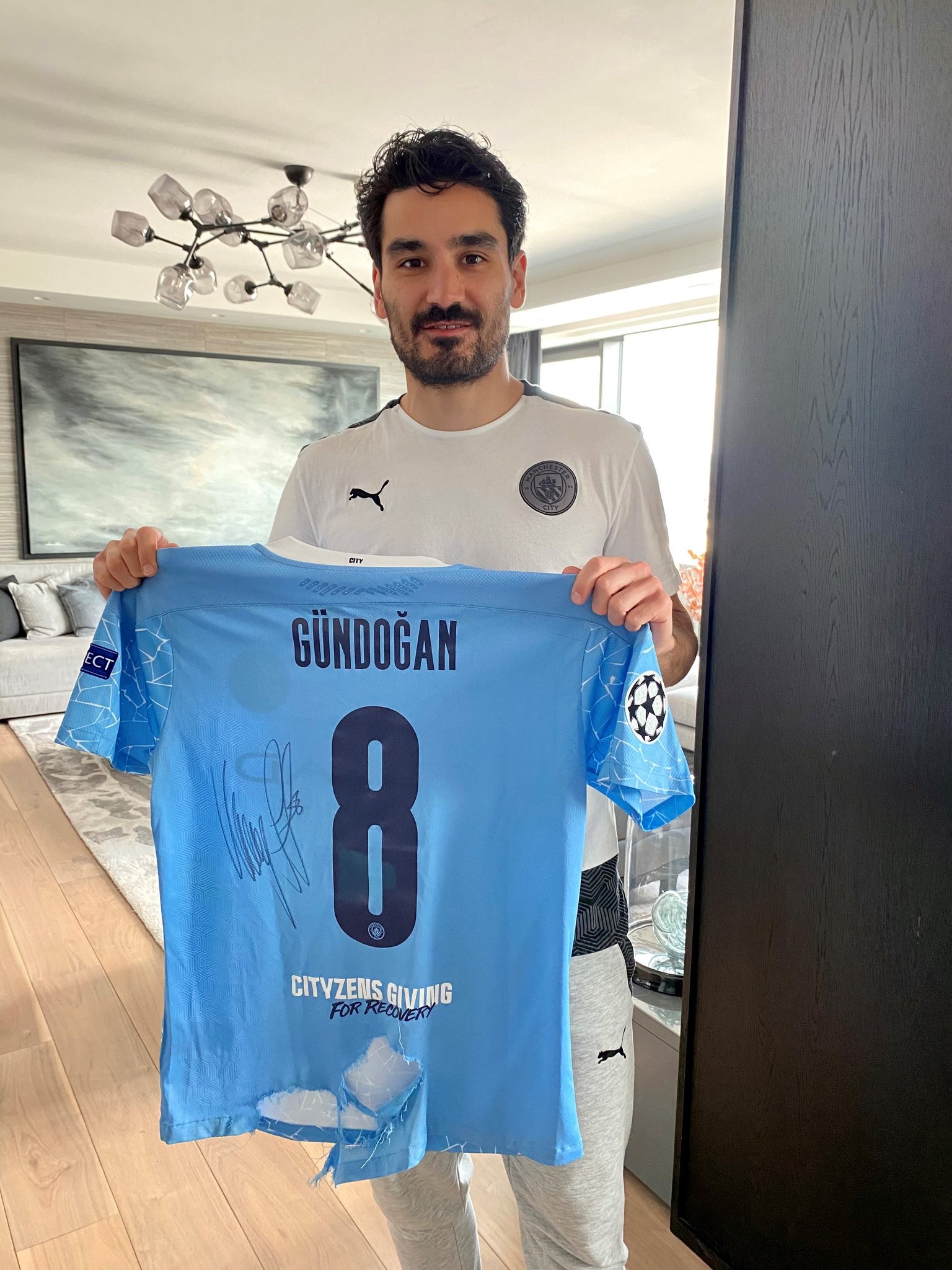 点赞京多安拍卖与多特首回合比赛时的球衣帮助患病儿童