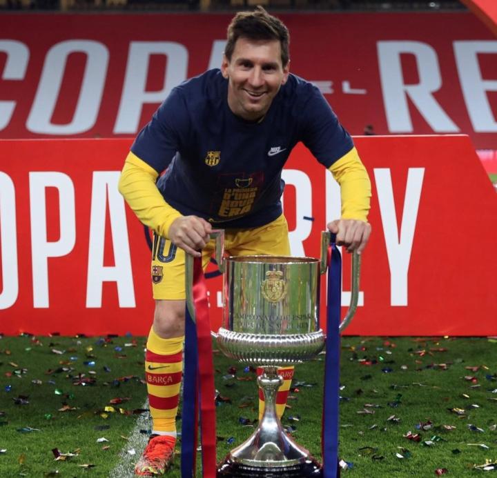 梦回2015!梅西更新社交媒体庆祝夺冠,晒与奖杯合影清秀十足