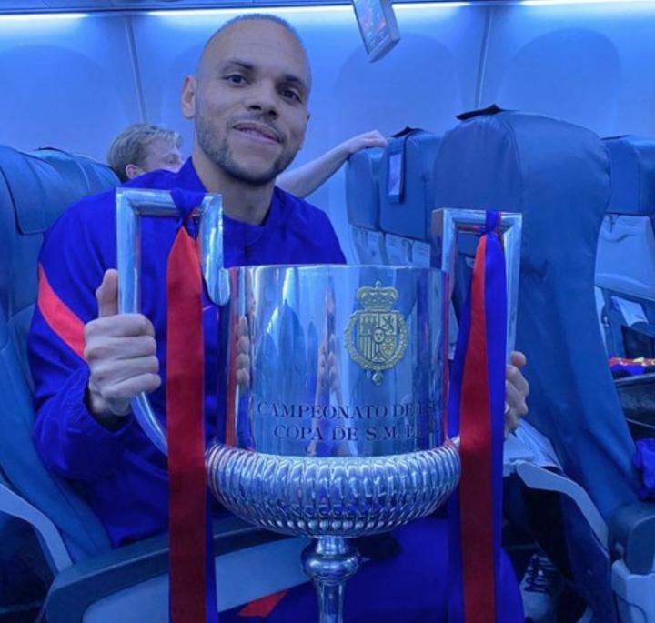 布莱斯维特跟随巴萨一同获得了国王杯冠军,昨日他再度社交媒体上晒出