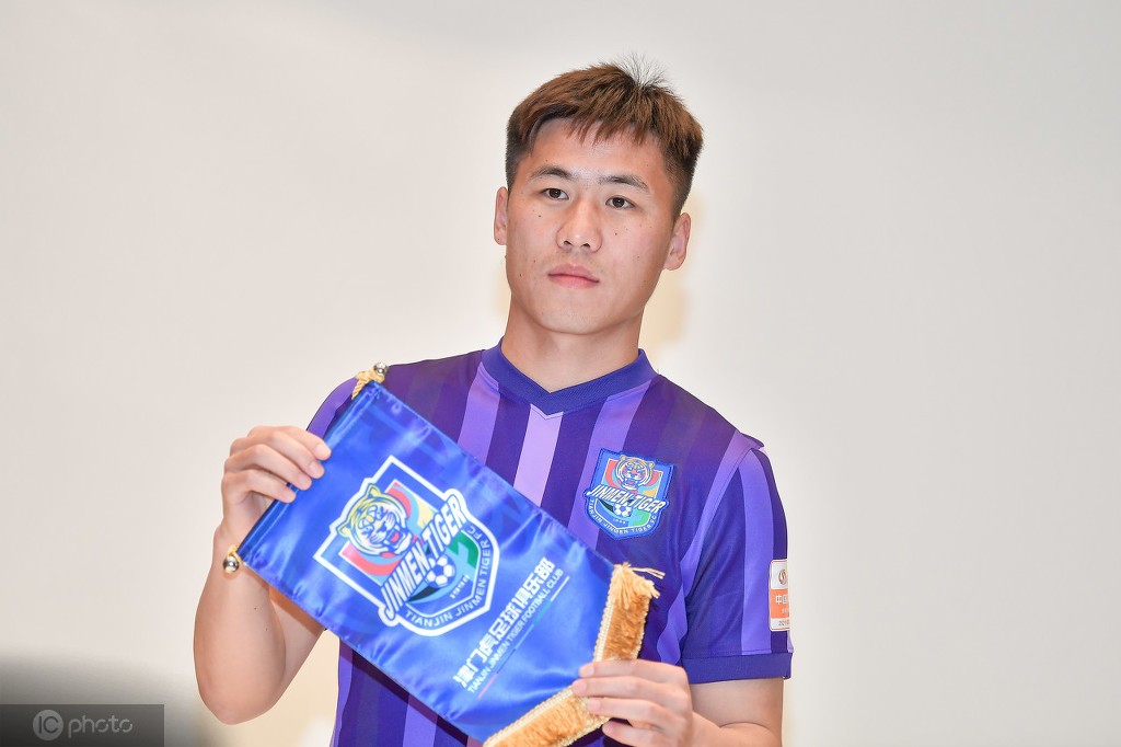 终于等到你津门虎主客场球衣写真出炉