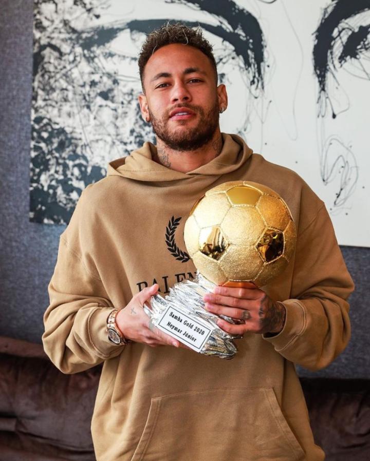 内马尔获得了2020年桑巴金球奖,他在个人社交媒体上晒出了自己与奖杯