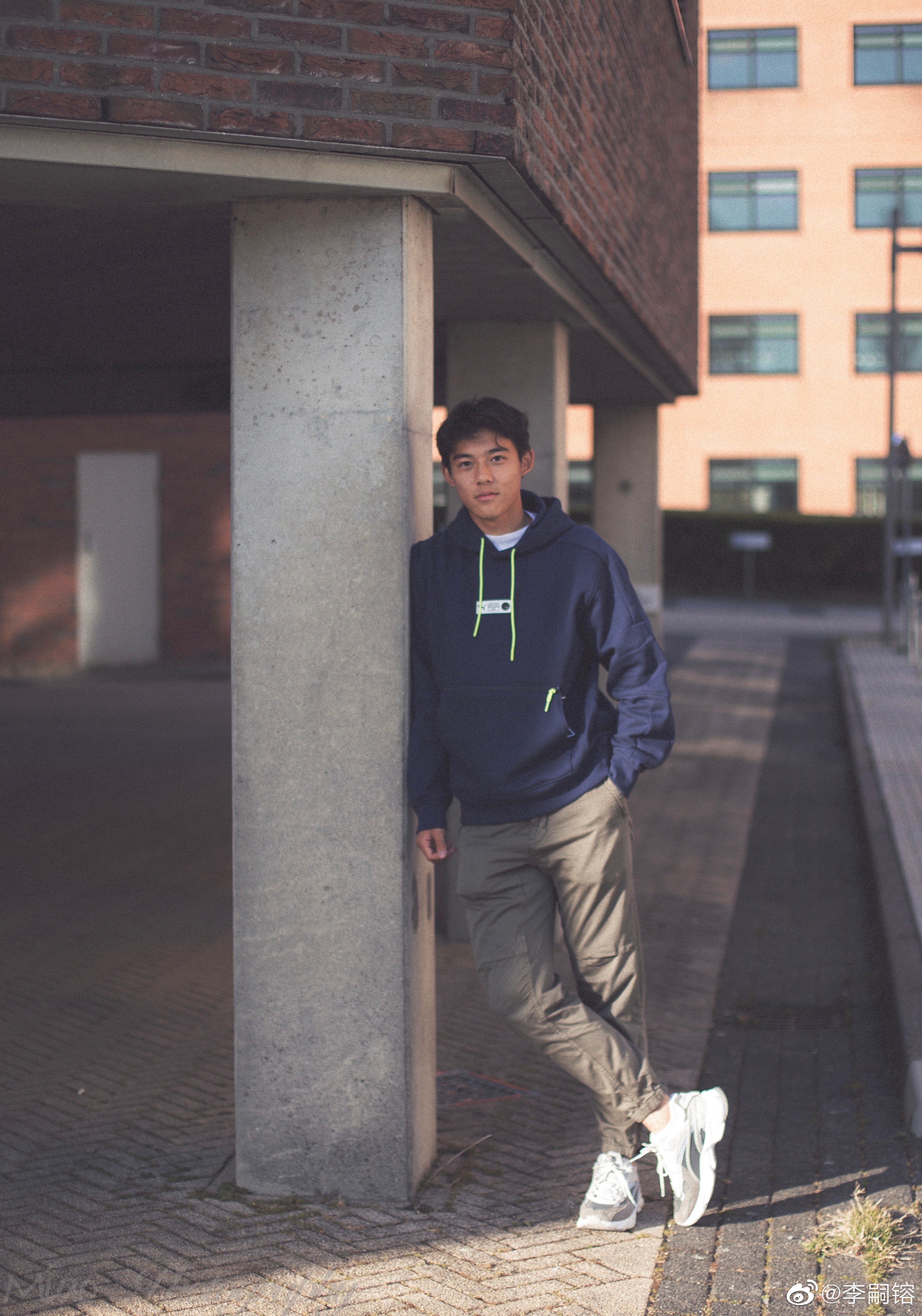 18岁生日李嗣镕晒帅照并感谢大家支持姐姐转发送祝福