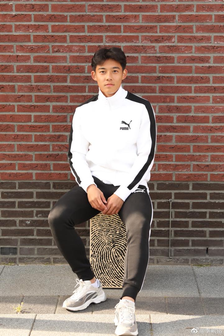 18岁生日,李嗣镕晒帅照并感谢大家支持,姐姐转发送祝福