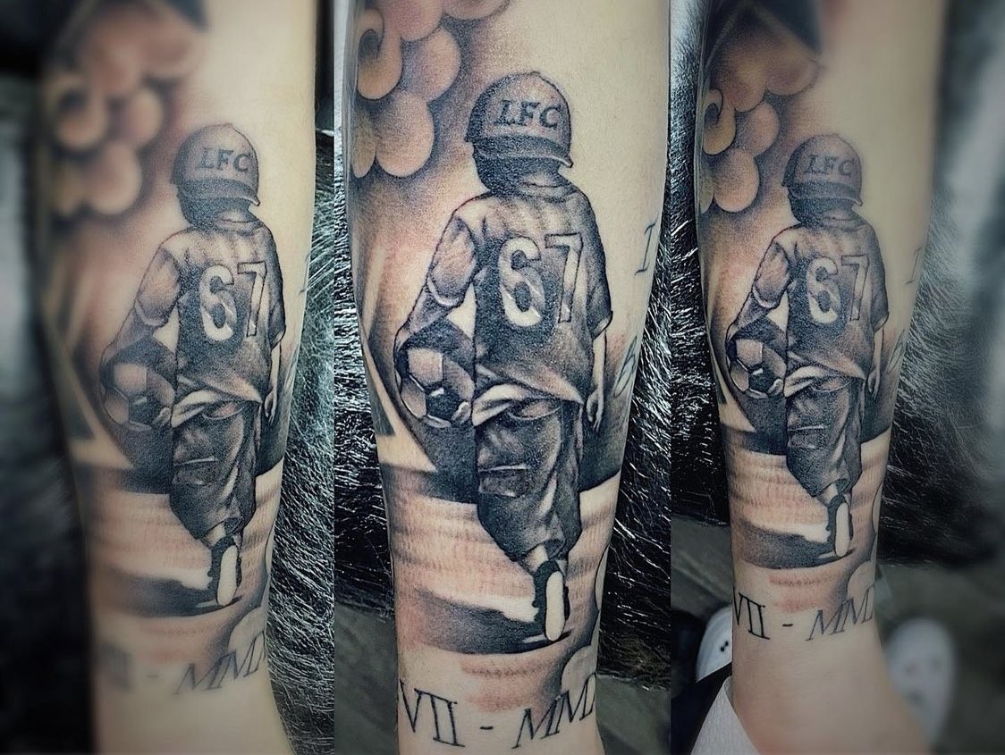 利物浦小将埃利奥特新添文身:身穿红军67号的小男孩