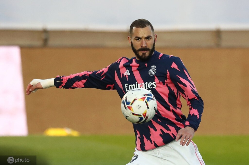 队报重返法国国家队的本泽马将身披19号球衣