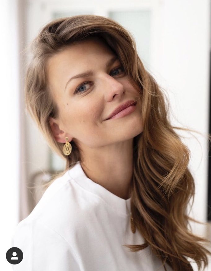 恭喜莱万e拜仁球星莱万多夫斯基的老婆安娜恭